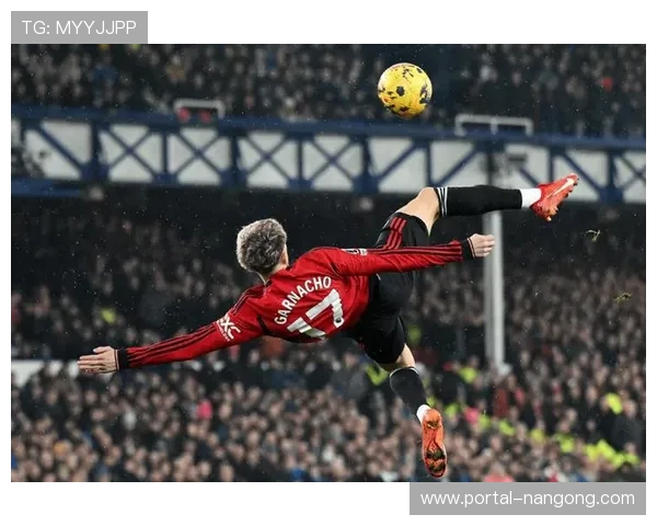 曼联小将莱西中横梁,错失绝杀后掩面长叹 曼联小将莱西中横梁,错失绝杀后掩面长叹